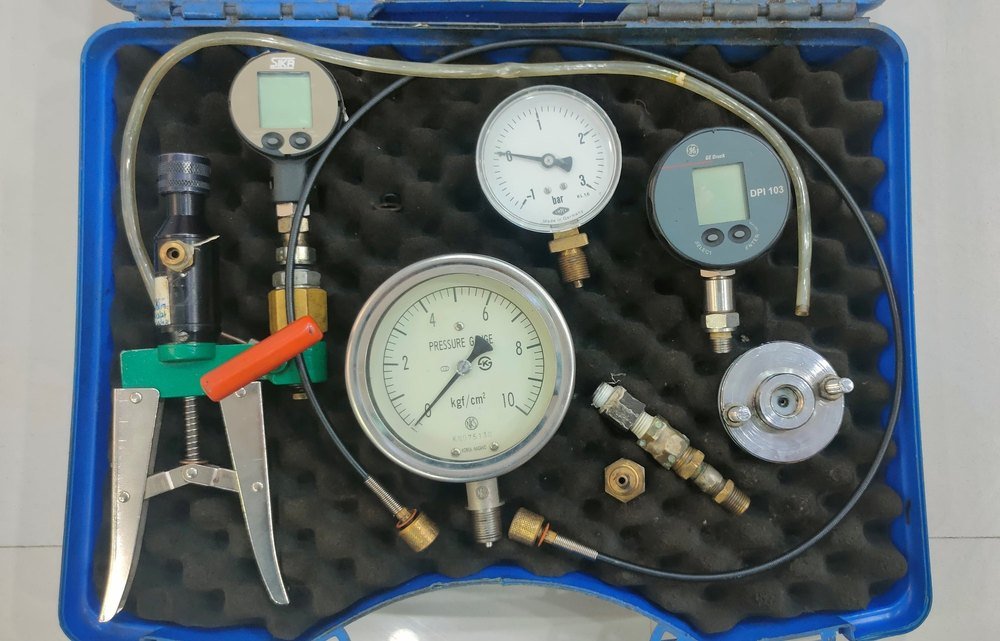 Hand Held Test Pump Pressure Calibrator 30bar, For Marine/Industrial